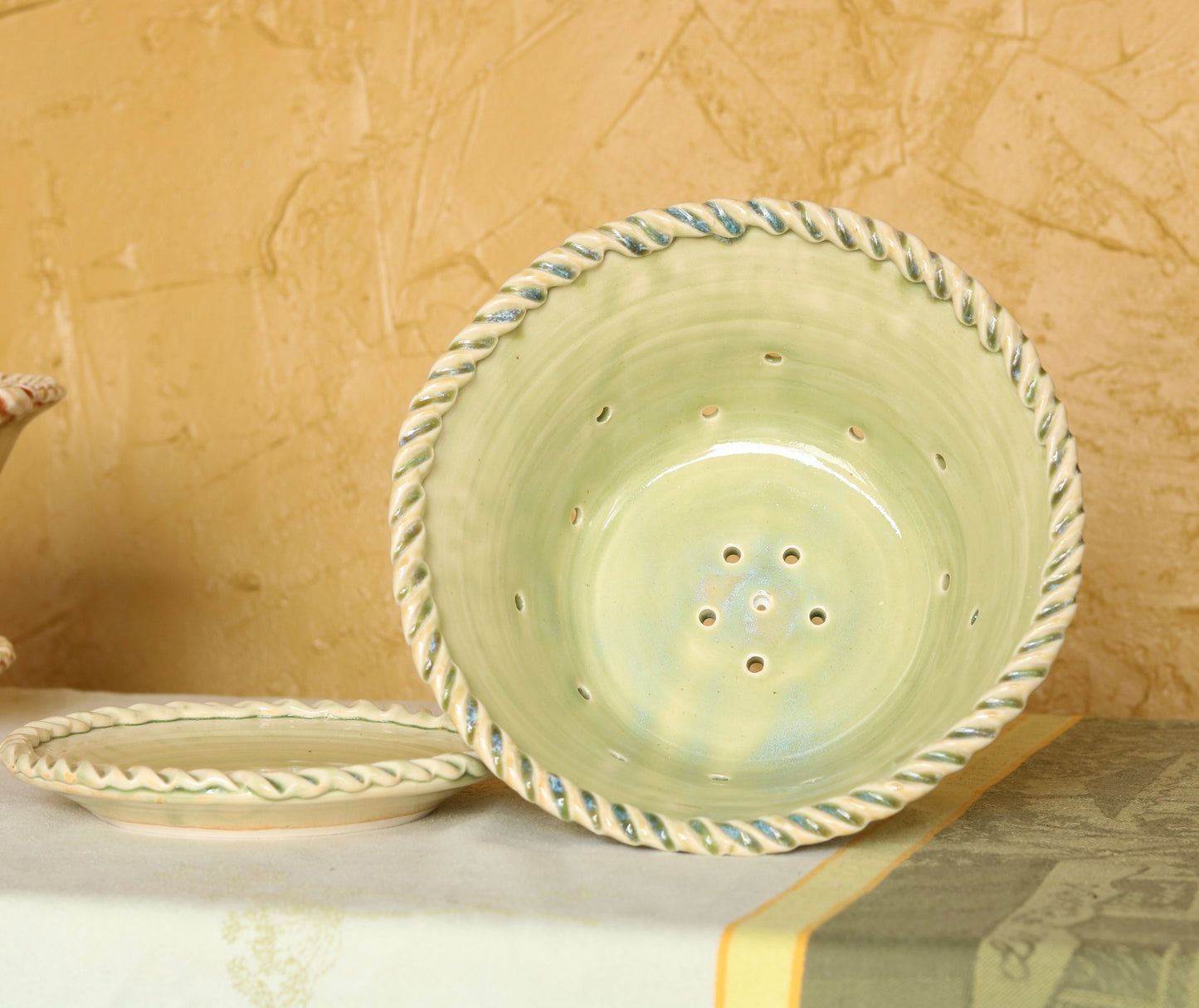 Grape Cluster Fruit Bowl with Drain Plate