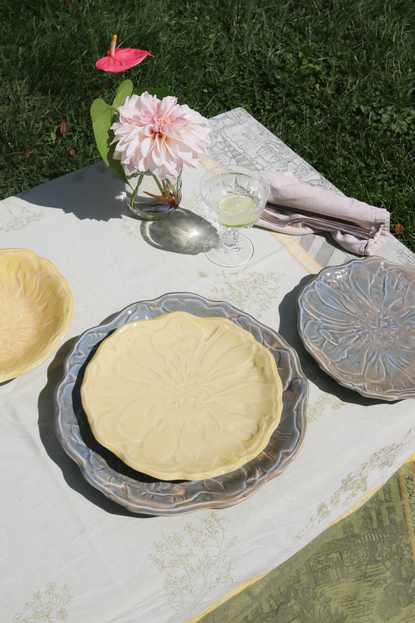 Orage (Storm) Peony Dinnerware