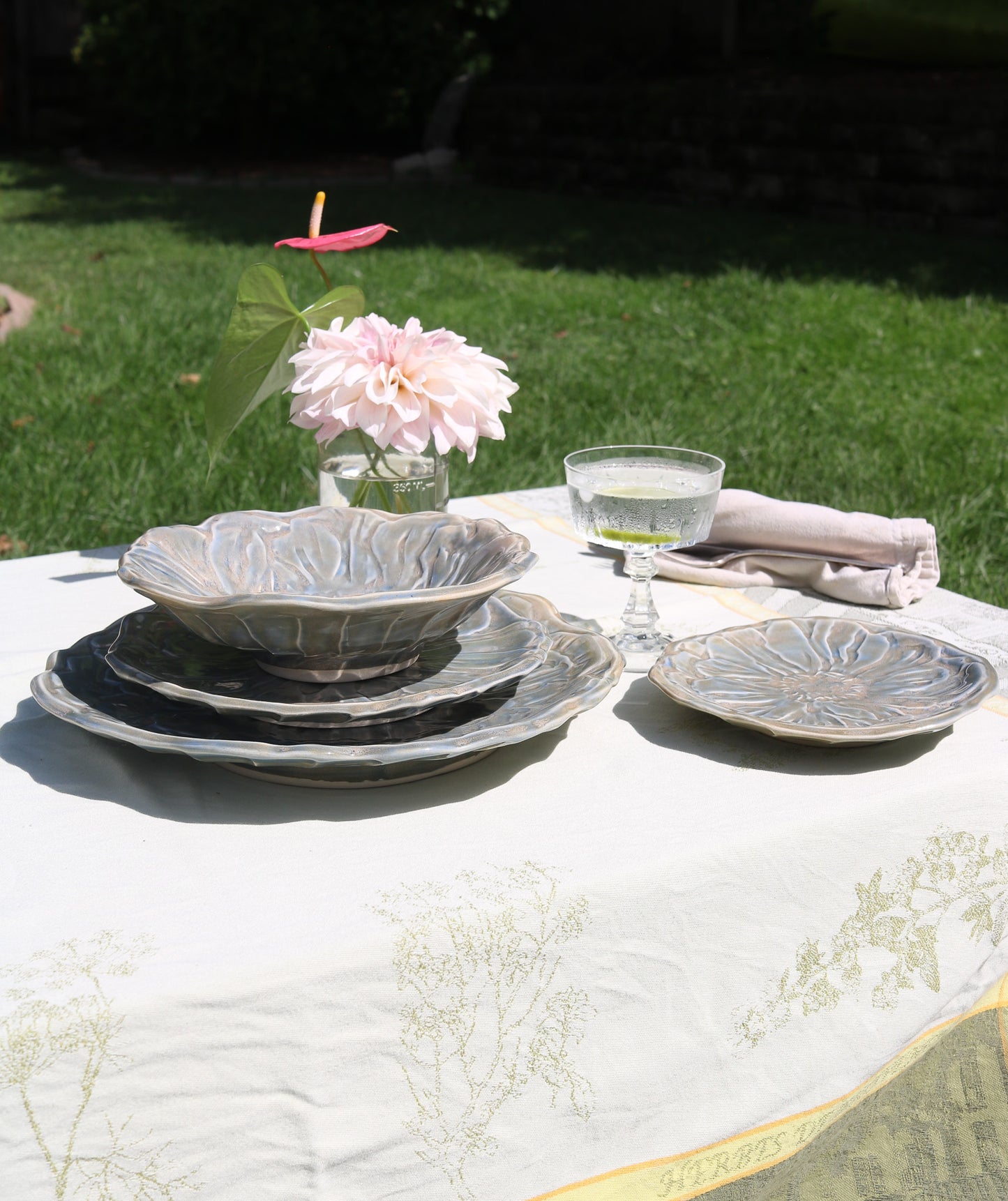 Orage (Storm) Peony Dinnerware